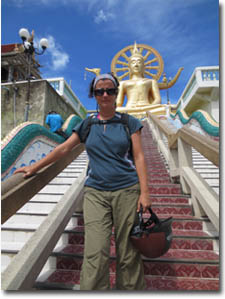 Escaleras que suben al templo del Gran Buda en Ko Samui